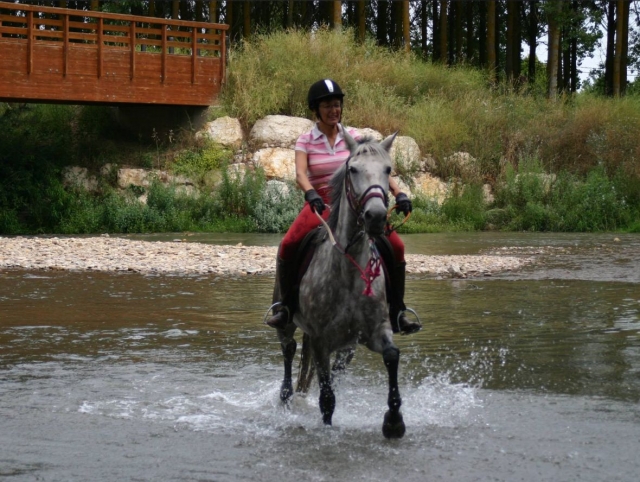 Saliendo del rio a caballo.jpg